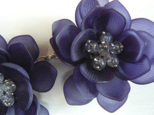 SILVER TONED NECKLACE WITH BLUE FLOWERS