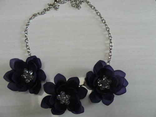 SILVER TONED NECKLACE WITH BLUE FLOWERS