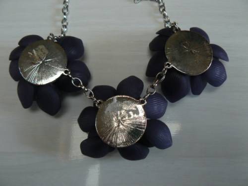 SILVER TONED NECKLACE WITH BLUE FLOWERS