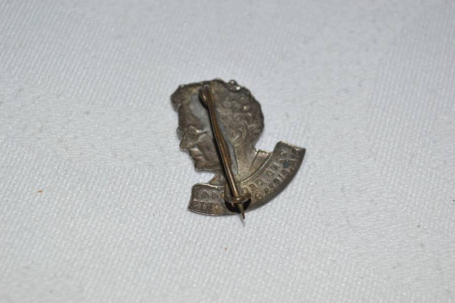 ISSIE SMUTS HISTORICAL 'S.A. GIFTS AND COMFORTS' BADGE(22 DEC 1944