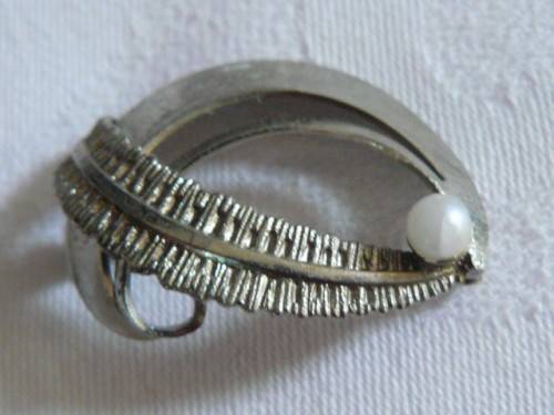 SIVER TONED BROOCH
