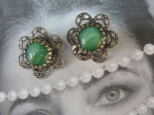GREEN STONE EARRINGS IN SILVER METALWARE