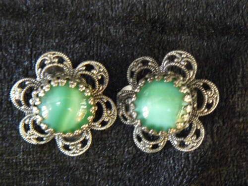 GREEN STONE EARRINGS IN SILVER METALWARE