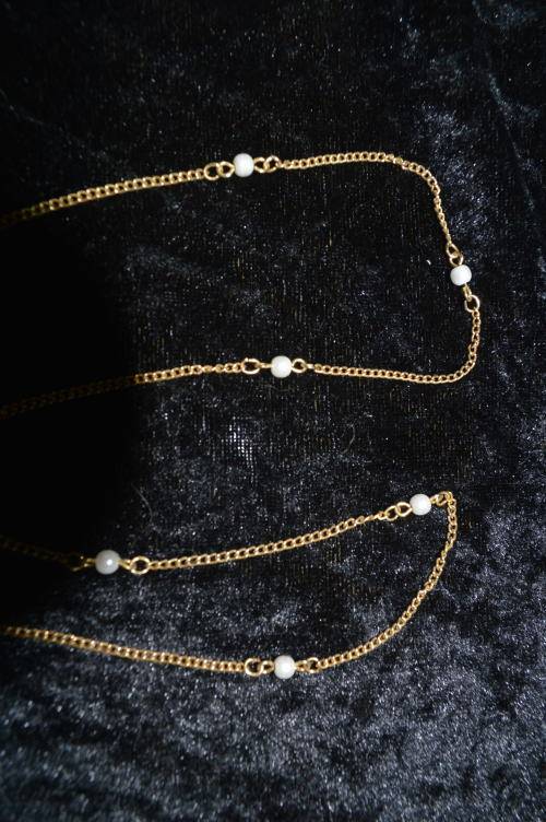 Lovely dainty faux pearl necklace with gold trim