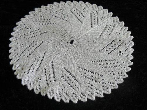 VINTAGE COTTON HAND KNITTED DOILIE 31 CM