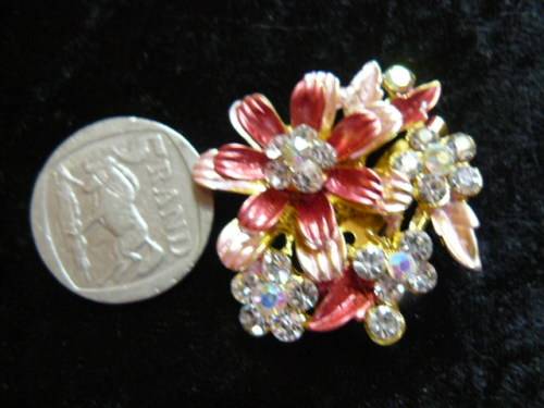 GOLD TONED BLING STONES FASHION BROOCH