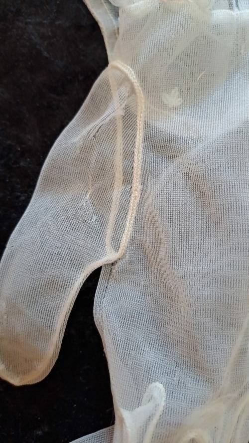 Stunning set of 3 vintage embroidered hankies and matching gloves