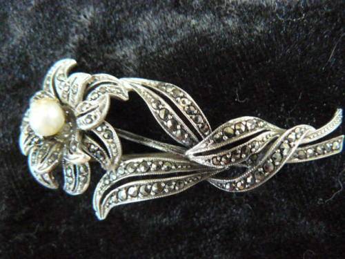 MARCAXZITE FASHION SILVER TONED BROOCH