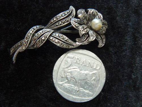 MARCAXZITE FASHION SILVER TONED BROOCH