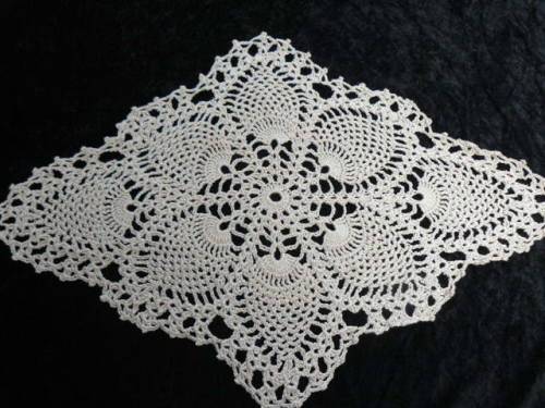 HAND CROCHETED COTTON DOILIE CAN BE USED AS CENTRE PIECE