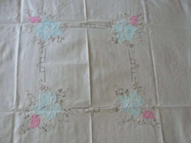 VINTAGE COTTON EMBROIDERED TABLE CLOTH WITH 3 NAPPKINS