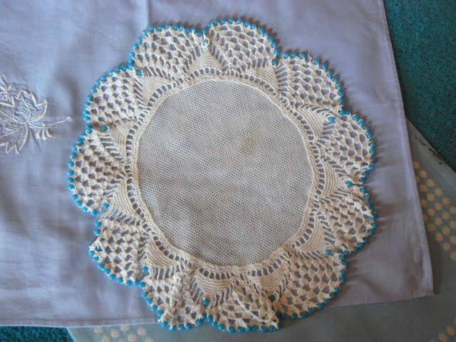 TABLE RUNNER, TRAY CLOTH, 2 X SERVIETES 1 X JUG COVER