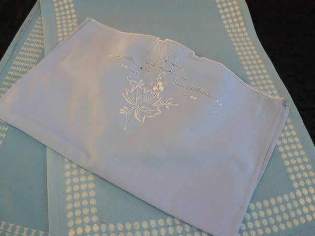 TABLE RUNNER, TRAY CLOTH, 2 X SERVIETES 1 X JUG COVER