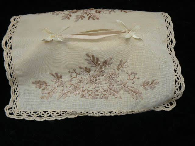 THE MOST STUNNING HAND EMBROIDERED VINTAGE COTTON ST SIZE TISSUE BOX COVER CREAM