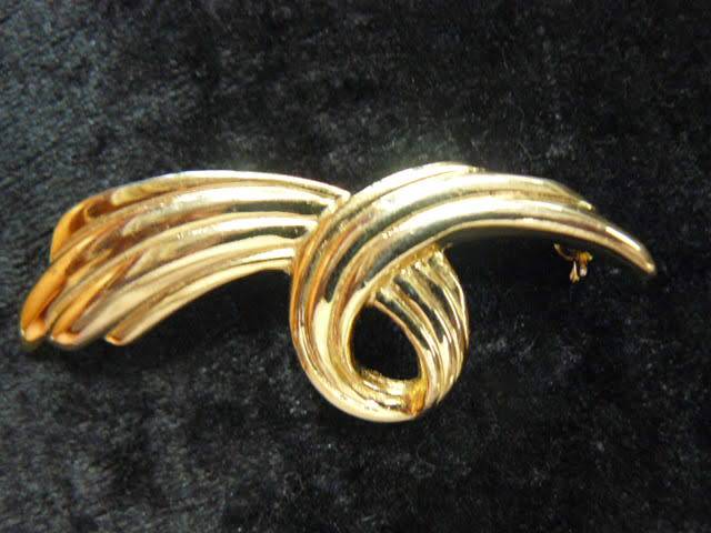 BROOCH GOLD TONED