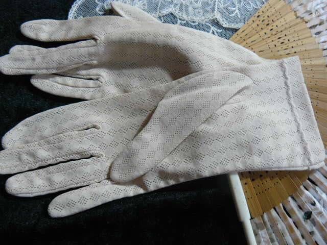 HANKIE VINTAGE COTTON LACE HANKIE - FAN AND GLOVES