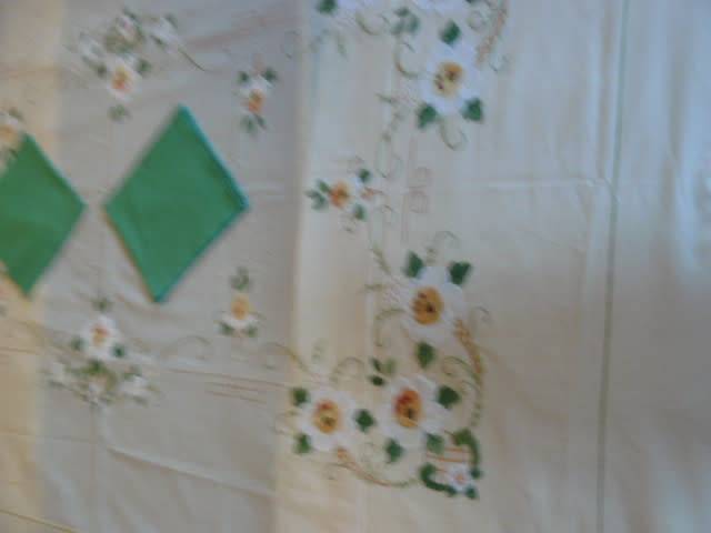 VINTAGE COTTON EMBROIDERED TABLE CLOTH STUNNING! LARGE AND 2 NAPPKINS EXELLENT CON