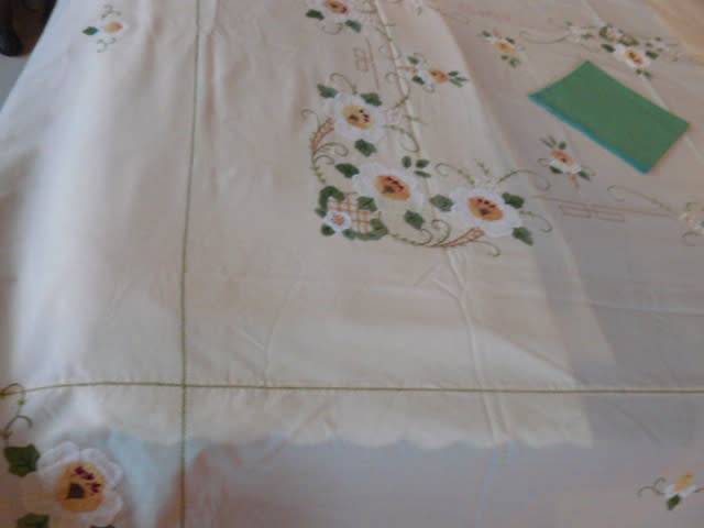 VINTAGE COTTON EMBROIDERED TABLE CLOTH STUNNING! LARGE AND 2 NAPPKINS EXELLENT CON