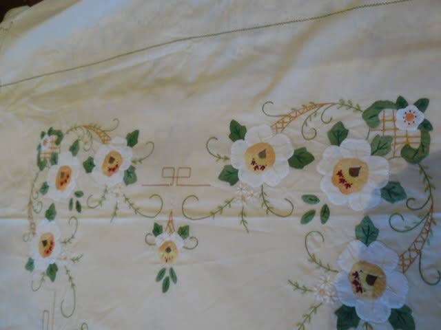 VINTAGE COTTON EMBROIDERED TABLE CLOTH STUNNING! LARGE AND 2 NAPPKINS EXELLENT CON