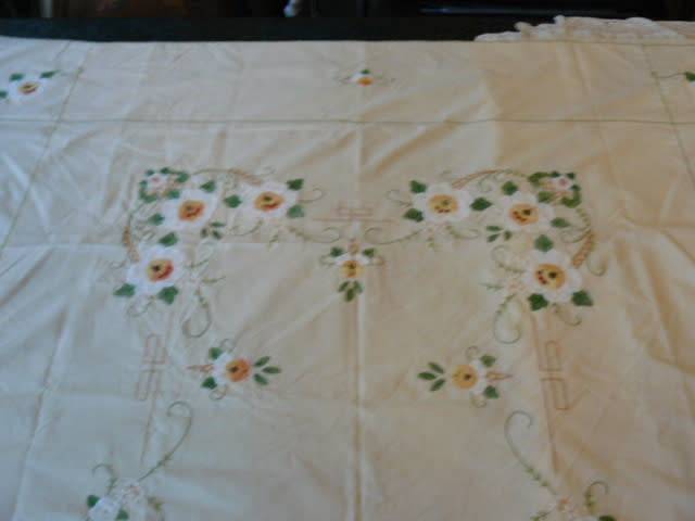 VINTAGE COTTON EMBROIDERED TABLE CLOTH STUNNING! LARGE AND 2 NAPPKINS EXELLENT CON