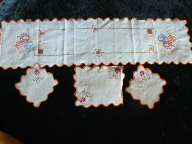 LONG VINTAGE COTTON TABLE RUNNER HAND EMBROIDERED WITH 3 X EXRTAS