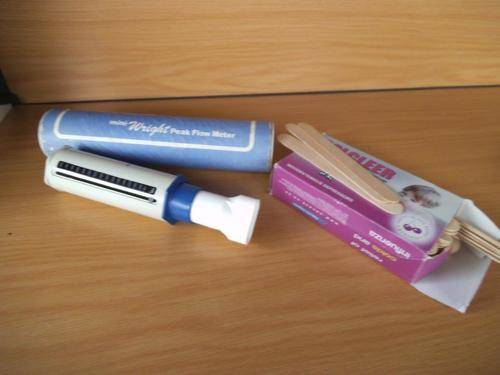 MINI-WRIGHT PEAK FLOW METER & WOODEN TONGUE DEPRESS0RS