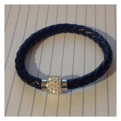 BRACELET -BLACK -ROUND WITH MAGNETIC CLASP