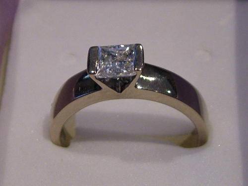 ***18ct WHITE GOLD RING WITH A PRINCESS CUT DIAMOND *** START @ R1