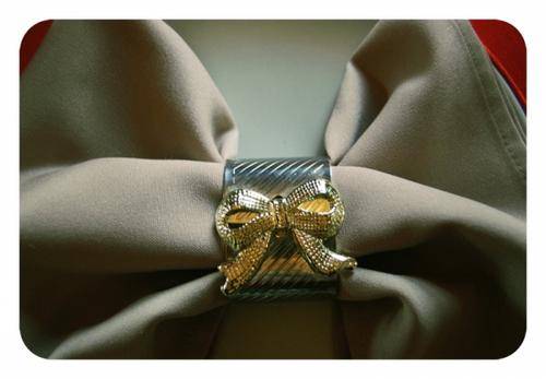 ELEGANT SILVER PLATED WITH GOLD BOW SERVIETTE RINGS