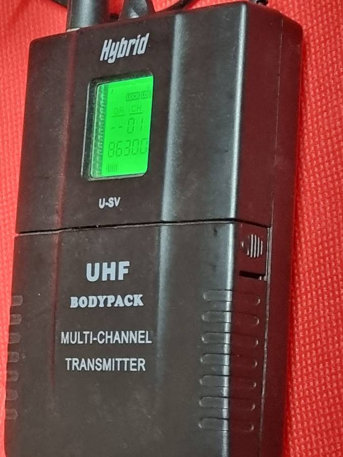 Hybrid UHF bodypack multi-channel transmitter