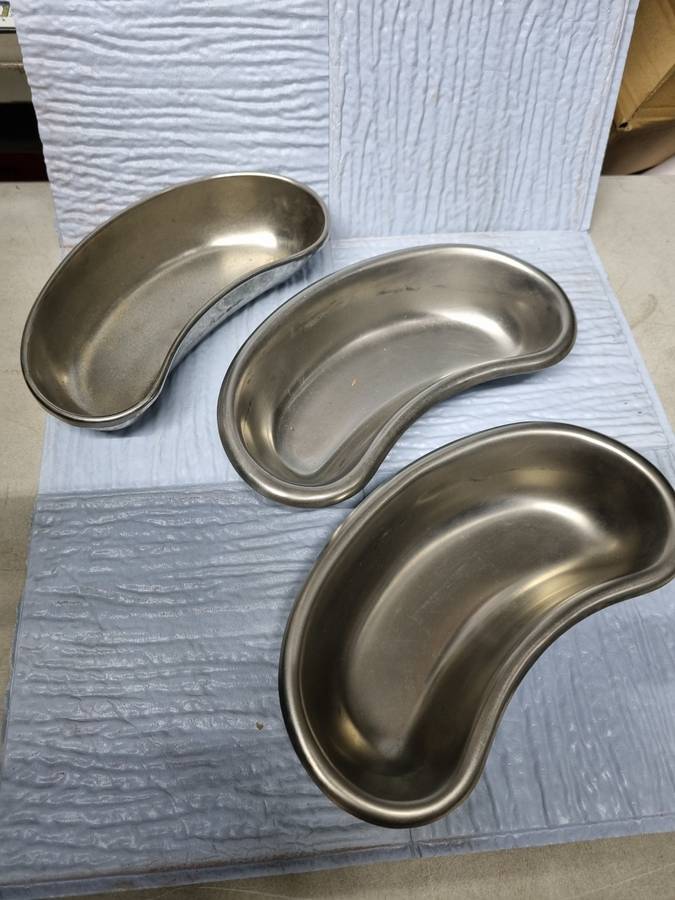 Kidney dishes ( lot of 5 )