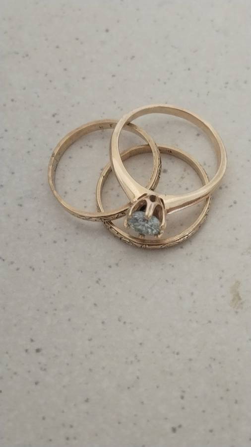 ABSOLUTLY STUNNING SOLID 9CT GOLD 3SET RING MAIN RING HAS A LOVELY BLUISH STONE SET IN! 6.4 GRAMS