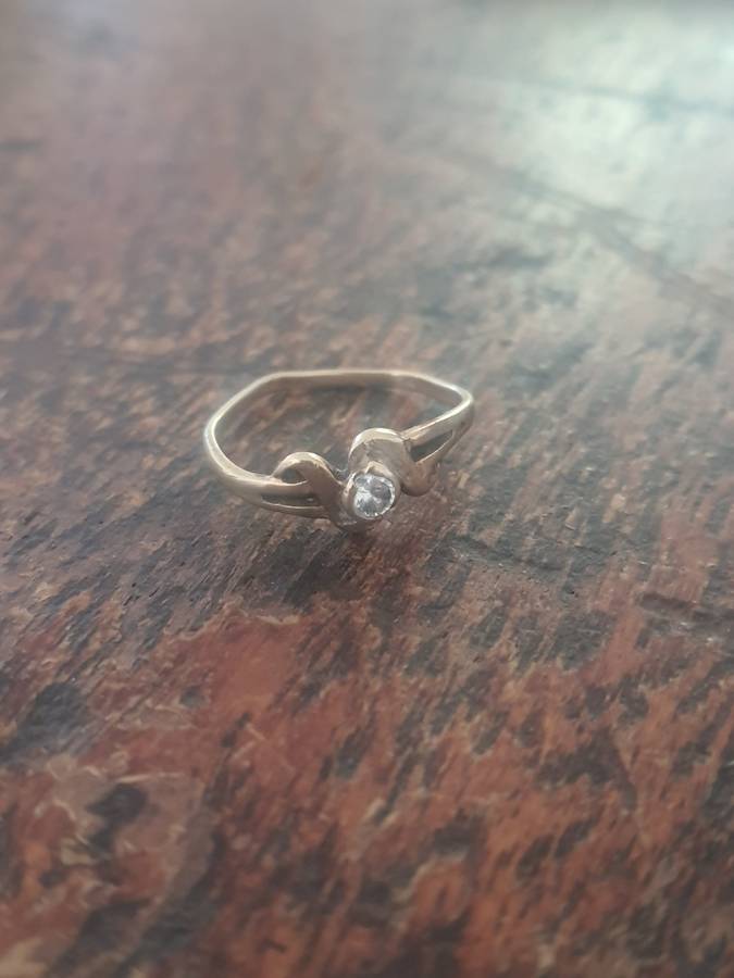 9ct GOLD RING - 1.6 GRAMS