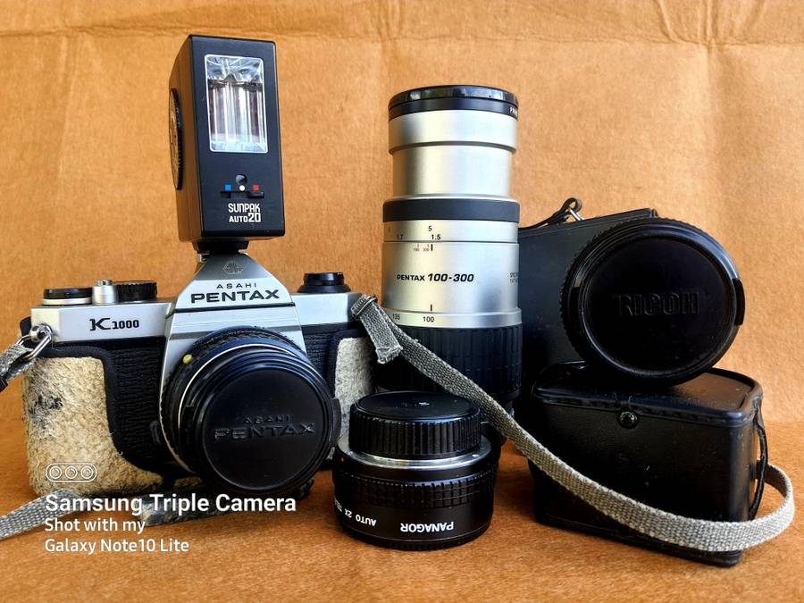 ASAHI PENTAX K1000 FILM CAMERA WITH LOTS OF GOODIES INCLUDED - IMACULATE CONDITION!