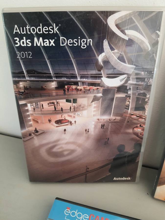 #32 - X5 AUTO CAD COMPUTERE CDS IN IMACULATE CONDITION WITH PRODUCT CODES