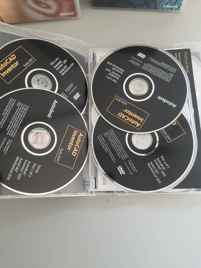 #32 - X5 AUTO CAD COMPUTERE CDS IN IMACULATE CONDITION WITH PRODUCT CODES