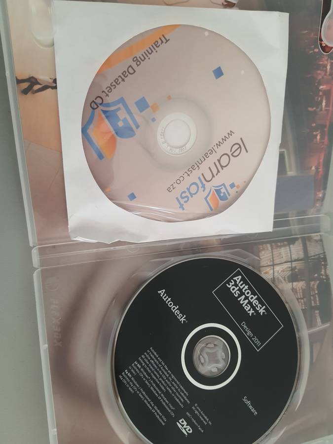 #32 - X5 AUTO CAD COMPUTERE CDS IN IMACULATE CONDITION WITH PRODUCT CODES
