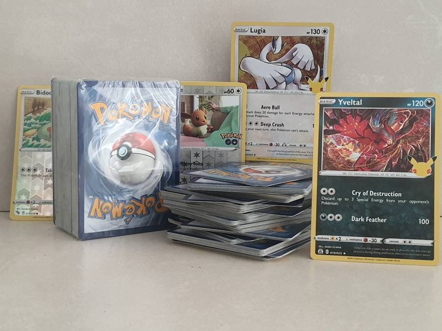 LARGW LOTT POKEMON COLLECTION UP FOR GRABS TRADING CARDS