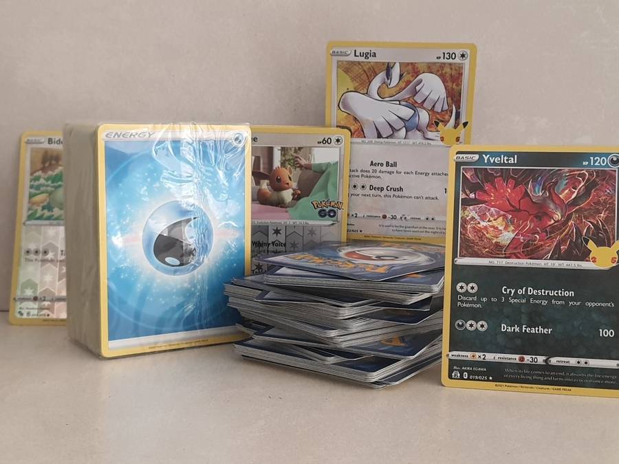 LARGW LOTT POKEMON COLLECTION UP FOR GRABS TRADING CARDS