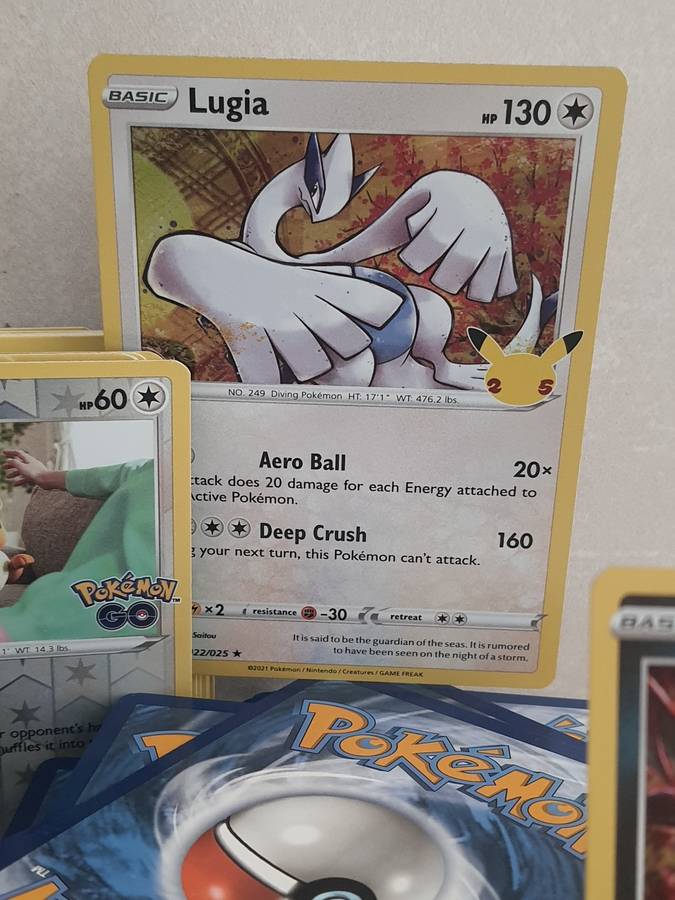 LARGW LOTT POKEMON COLLECTION UP FOR GRABS TRADING CARDS