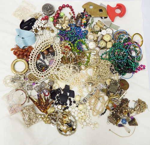 Lot of broken jewellery, beads and odds and ends