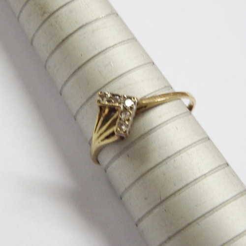 9 kt gold ring with 5 small diamonds - Weighs: 1.4 g - Size: Q