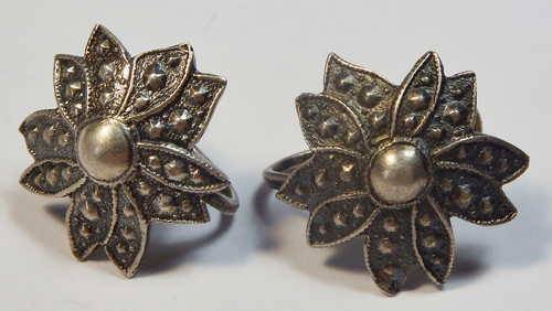 Pair of silver flower screw on earrings - Weighs 5,6 grams