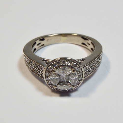 9 Karat white gold ring with 55 diamonds - 5 Centre diamonds - 1 Square plus 4 baguette