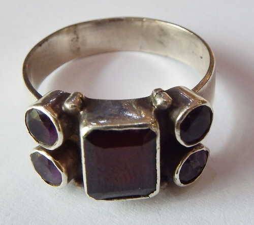 Sterling silver ring with Amethyst and glass stone - One stone chipped - Weighs 5,5 grams - Size T