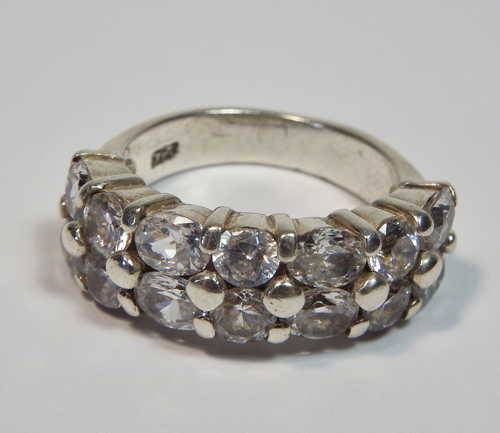 Sterling silver ring with 14 cubic zirconias - Size O - Weighs 8.5g