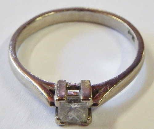 18 Ct white gold engagement ring with princess cut diamond 4 mm x 4 mm - Size K and a half