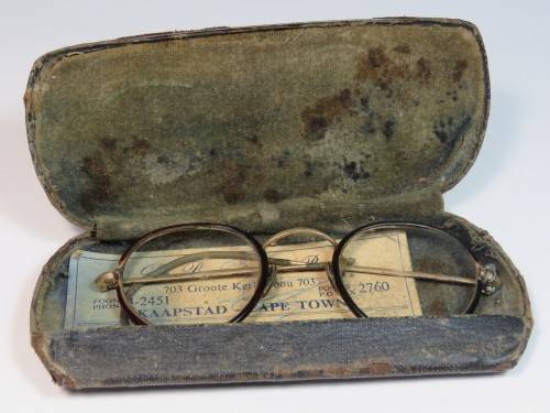 Vintage pair of goldplated glasses in case - Earpiece broken