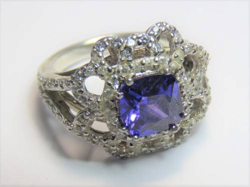 Vintage sterling silver ring with purple glass stone - Weighs 7.0g - Size: N1/2