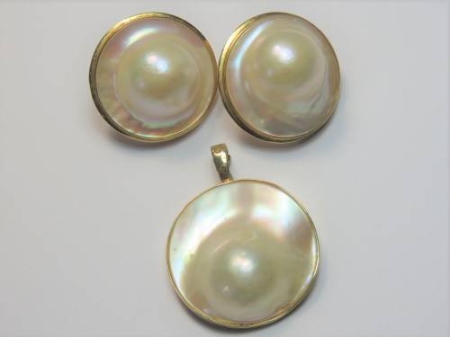 Vintage Mabe pearl and 14kt gold set of earrings plus pendant - Total weight including pearls 20.9g